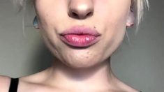 amateur blonde solo webcam
