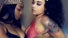 Ebony Amateur Lesbians Kissing And Squirting
